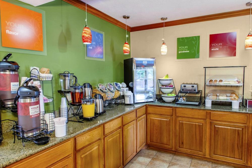 Quality Inn I-74 Batesville Екстериор снимка