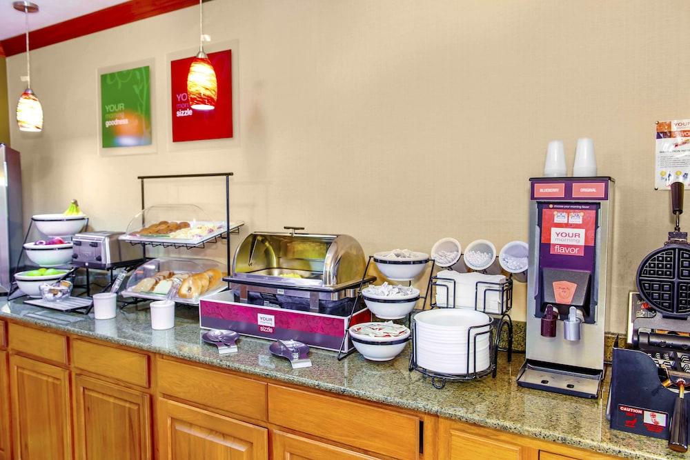 Quality Inn I-74 Batesville Екстериор снимка