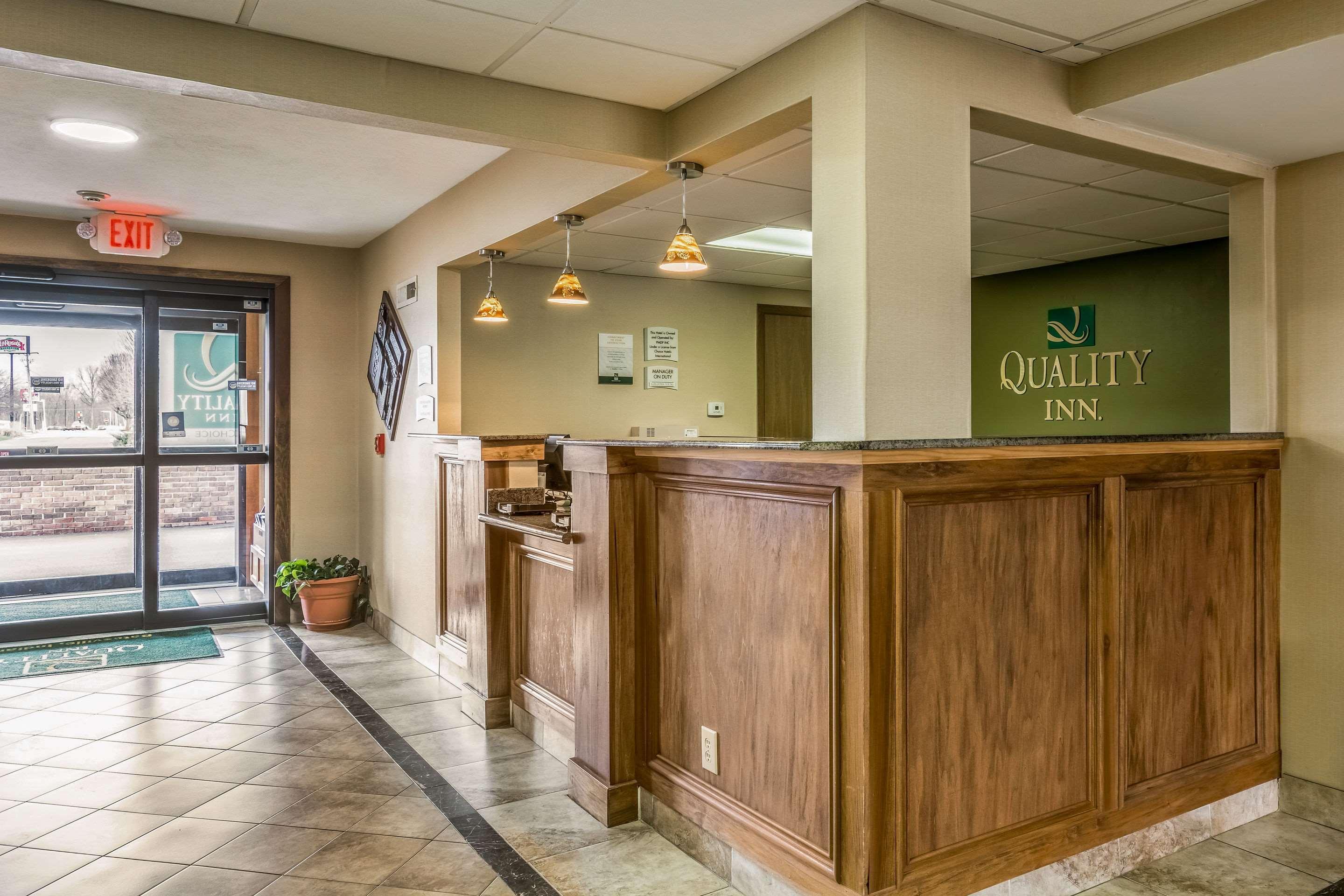 Quality Inn I-74 Batesville Екстериор снимка