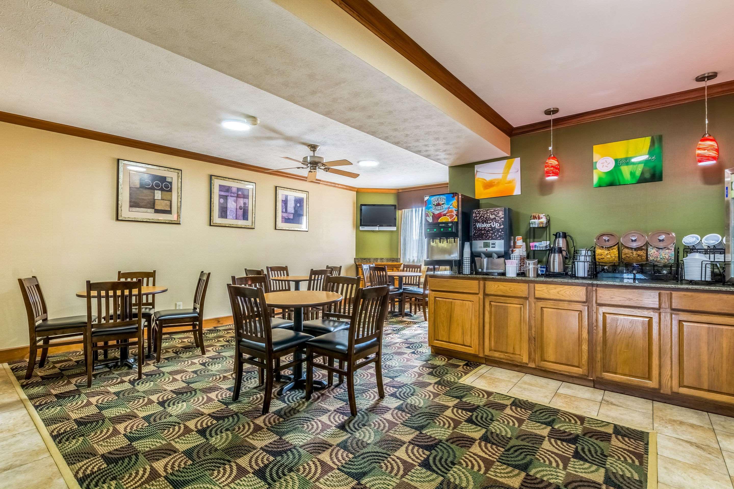 Quality Inn I-74 Batesville Екстериор снимка